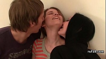 Молоденькие русские студенты затеяли грязный секс втроем после пар